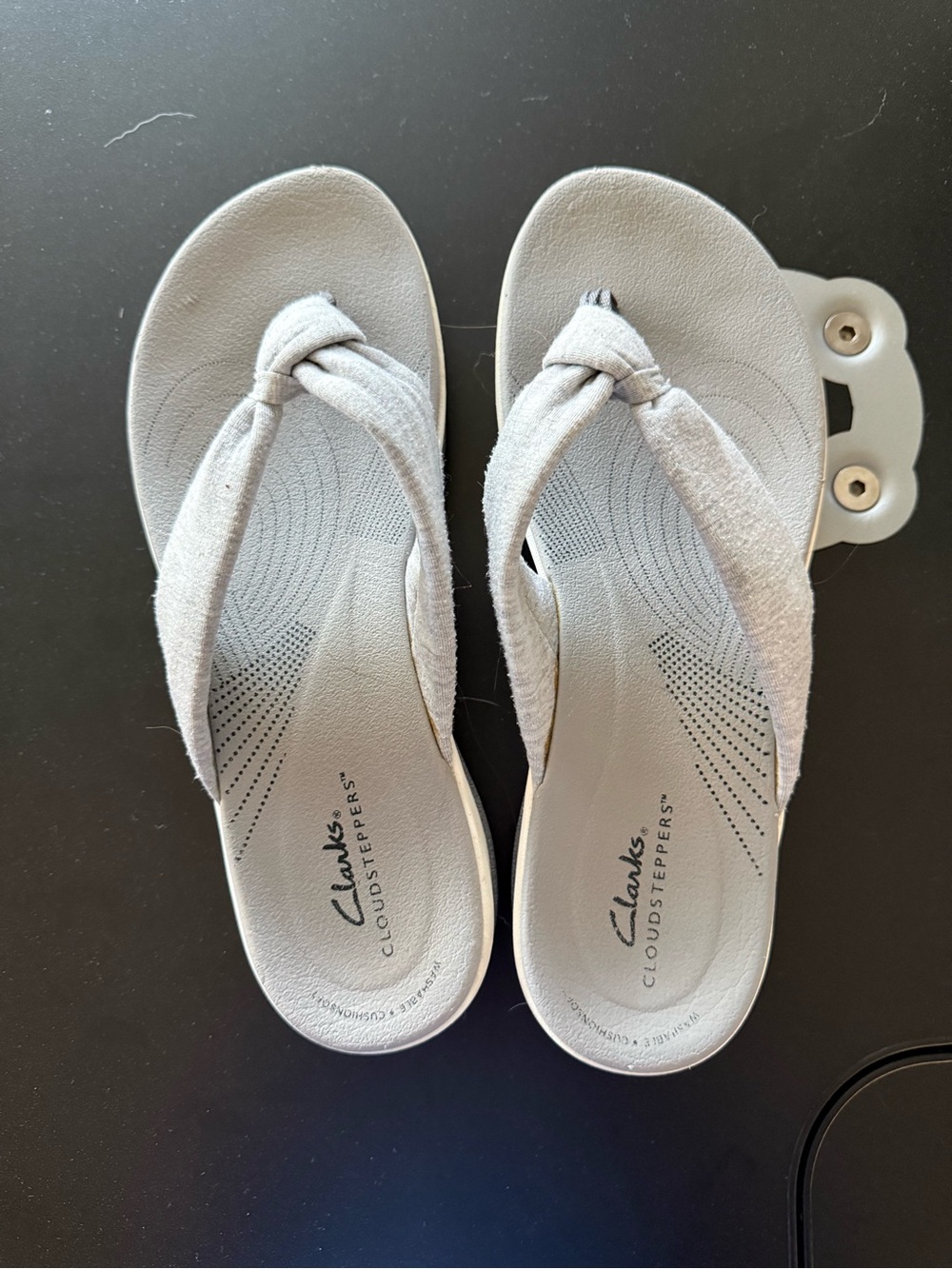 Clarks Cloudsteppers Women's Light Gray Knotted Toe-Post Sandals